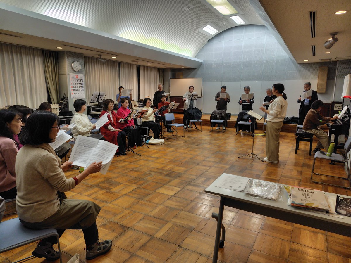 voicefield_jp's tweet photo. 🎄12/21(日)の練習🧑‍🎄
年内最後の練習は、最年少団員Mちゃんの指導でした🎵7月のジョイントで合同演奏予定の「未来へ」、Mちゃん練習にふさわしい曲ですね😆
仕事が長引いた指揮者が予定を大幅に遅刻、「いまだこないものを」待ちながら頑張ったMちゃんおつかれさま💕
新年は1/4(日)スタートです
#合唱 https://t.co/DAJMUUBm8k