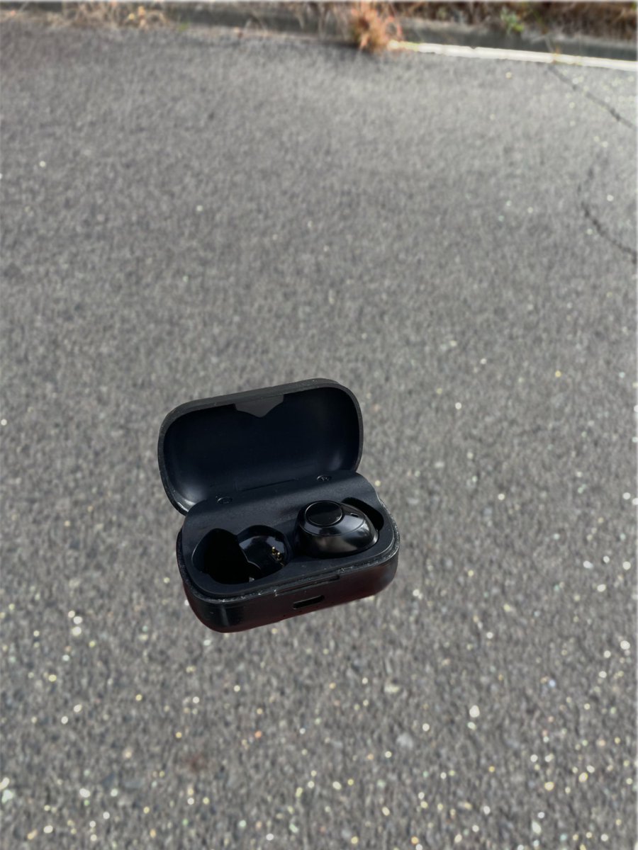 迷子のイヤホン見つけた。

キミ、お母さんかお父さんは？