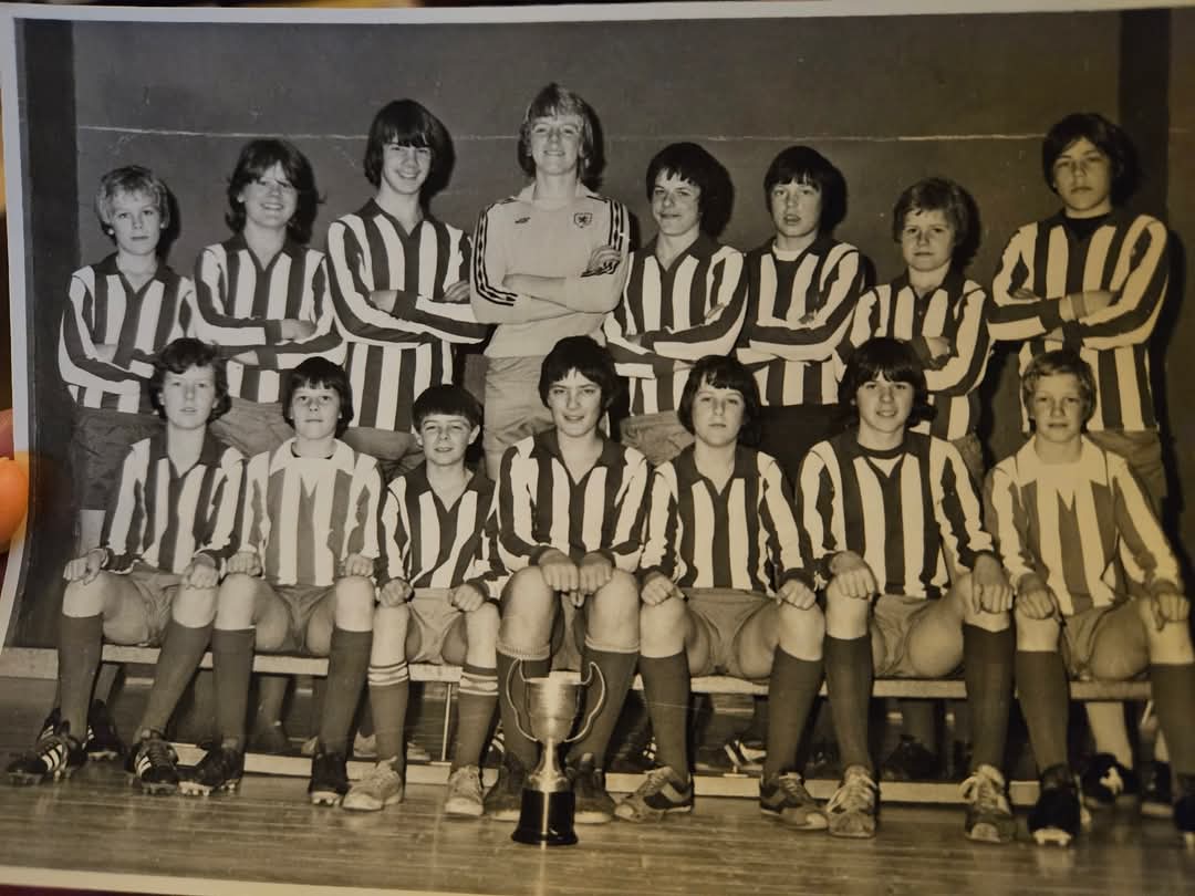 fife_football's tweet image. A young Craig Levein in an Inverkeithing High School team photo. A certain Gordon Durie also in the pic