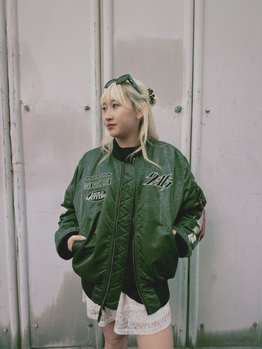 24karatsTOKYO's tweet photo. 24karats Collection
NOW ON SALE

■ITEM LINE-UP
#ALPHA × #24Karats MA-1 SCRATCH CORE SPEC
PRICE：¥44,000 tax-in
COLOR：Black
SIZE：S/M/ L/XL/XXL
(着用サイズ：身長160cm Mサイズ)

https://t.co/fkB1tyN1qG

ご購入のお客様に
ノベルティーのステッカーをプレゼント中🎄🎅🎁

#アルファ #MA1 https://t.co/0NFW1UVtxD