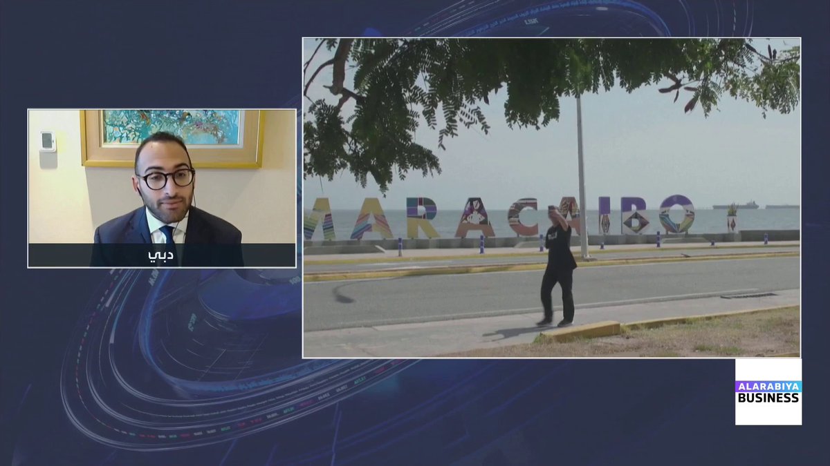 المحلل في شؤون الشرق الأوسط و شمال أفريقيا في TS Lombard حمزة الكعود: مصادرة نحو 11 مليون برميل من النفط الفنزويلي رقم محدود مقارنة بحجم المخزونات العالمية والاحتياطي الاستراتيجي. المحرك الأساسي للأسعار هو العامل الجيوسياسي وليس الكميات الفنزويلية بحد ذاتها. الهجمات على ناقلات روسية ساهمت أيضًا في تذبذب أسعار النفط. Noufhijazi_bn نبض السوق _Business 