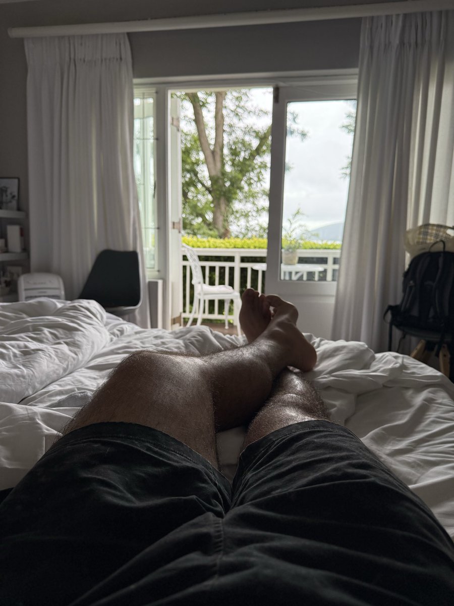 ab_rz20's tweet photo. Aufgewacht mit Aussicht: Balkon, Grün, nackte Füße.
Der Rest braucht keine Worte.

#Knysna #GardenRoute #SouthAfrica #barefoot #gayfeet #footfetish #soleslover #morningview #balconyvibes https://t.co/xrQRxktLJP