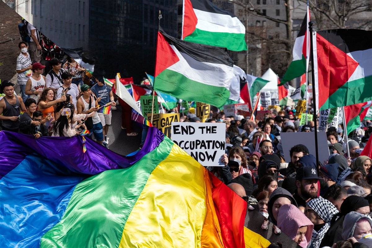 Woke-linke Logik...

Sie fordern eine bunte, diverse, inklusive, queerfeministische und durch muslimische Masseneinwanderung angereicherte Gesellschaft für ihr eigenes Land, während sie ein rein arabisches, muslimisches und von Juden gesäubertes Palästina verlangen, wo