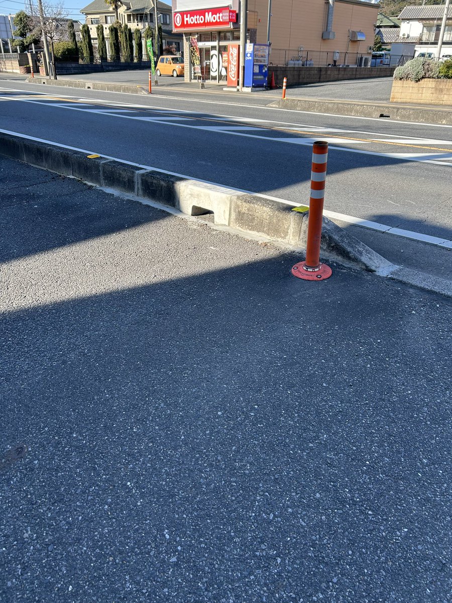 C3O320's tweet image. 県道沿いの境界ブロックに車が乗り上げ破損、
北本県土事務所に即時対応いただきました