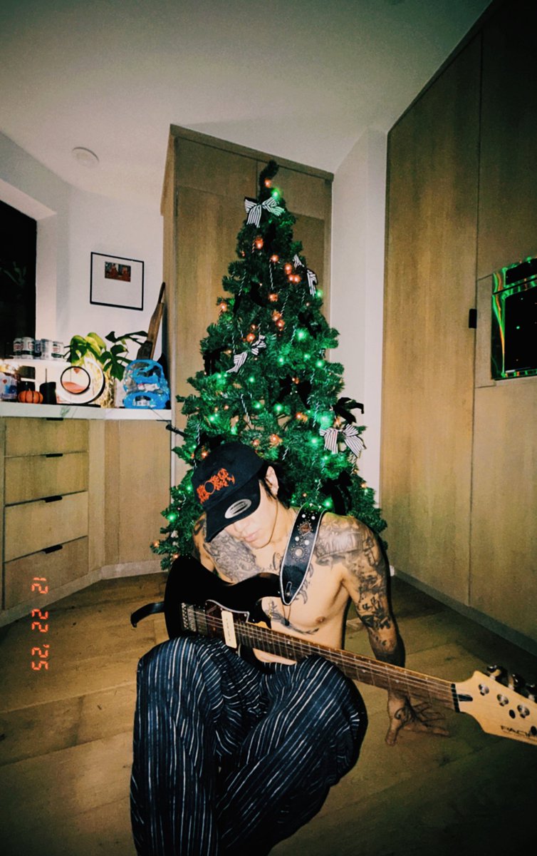 DPRIAN_'s tweet image. Christmas stream happening tomorrow (23rd) 
9PM PST. You don’t wanna miss it guys ❤️❤️❤️❤️