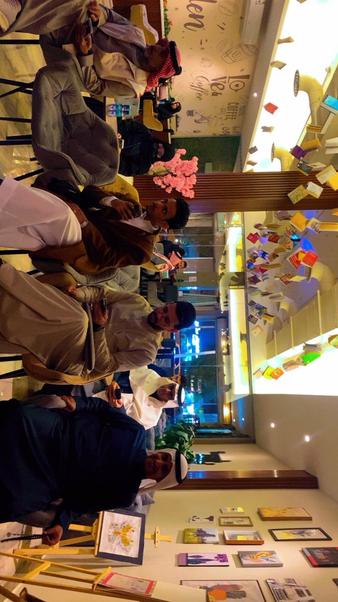 a_an1903's tweet photo. -

وأخيراً همست الأنثى شعراً في @GoldenLitCafe بلون شعري كنت أنا وريده . 
ومن هُنا أرفع أسمى أيات الشكر لِـ @ahmedalgisy  @yousefoq1221 @BWjyz71751 والذين اسعدوني بهذا اللقاء في أمسية راقية تحت مظلة #الشريك_الأدبي و #هيئه_الادب_والنشر_والترجمه في @GoldenLitCafe بِحوار الأديب الراقي @alkhoshiman والحضور الكريم من الرائعين والرائعات  من الشعراء والمُثقفين . أرتوت الأمسية بترف الشعر وأروعه وبا اسئلة توالت من فكر المحاور الراقي أ/ خالد الخشيمان الذي ازدان بفكره اللقاء ولا انسى الحضور الجميل الذي أستحق الشكر والتقدير   
وتداخل با أروع المدخلات التي تنم عن ثقافة ووعي .
وأخص بالشكر كذلك الأديب الراقي والناقد المُتقد @yousefoq1221 الذي وجه خلال الأمسية قرائته النقدية لقصيدتي "ظمأ" بشكل واعٍ ومُلفت  أدهشني #حقيقة  بهذه القراءة وأدهش الحضور الكريم الذي تفاعل بتحيته له . 
وأوجه شكري الخاص للرائع @ahmedalgisy  الذي رحب  بالمتواجدين لحضورهم وختم اللقاء بتسليم شهادة التقدير للطرفين .
@alansary_28 
@yousefoq1221 
@MOHMUBARARK 
@Issa20152015 
@melaad_23 
@AbeerAlEid2