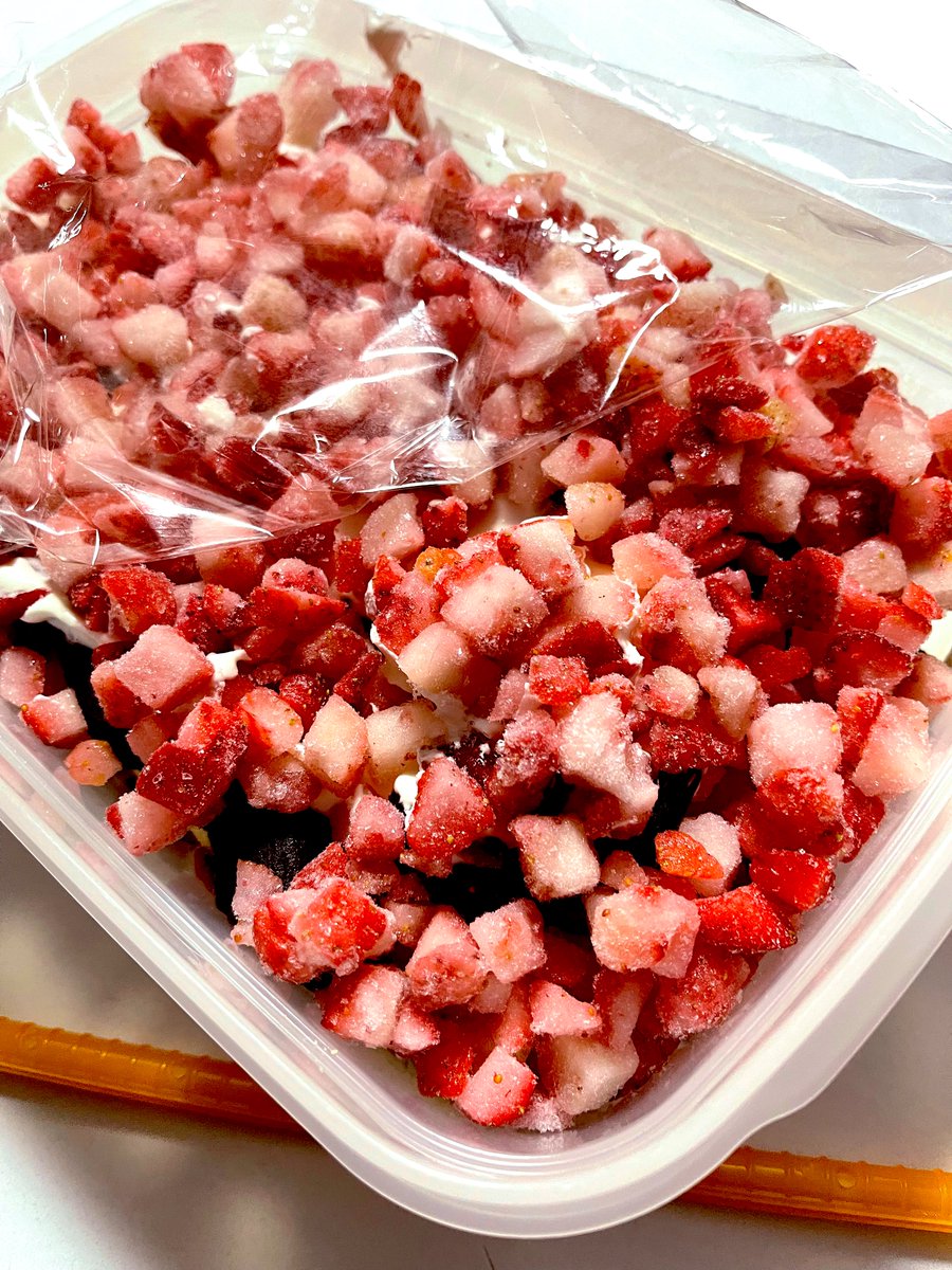 クリーム配分ミスって表面覆えなかったから🍓で誤魔化した