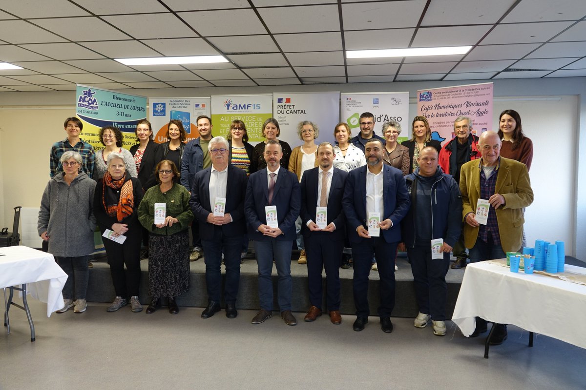 Prefet_15's tweet image. [#signature #association - Convention Guid’Asso | 18/12]
👉En présence d'élus et de représentants associatifs, Philippe Loos, préfet du Cantal et Christian Montin, président de l’Association des maires de France du Cantal, ont signé la convention Guid’Asso au sein du centre
