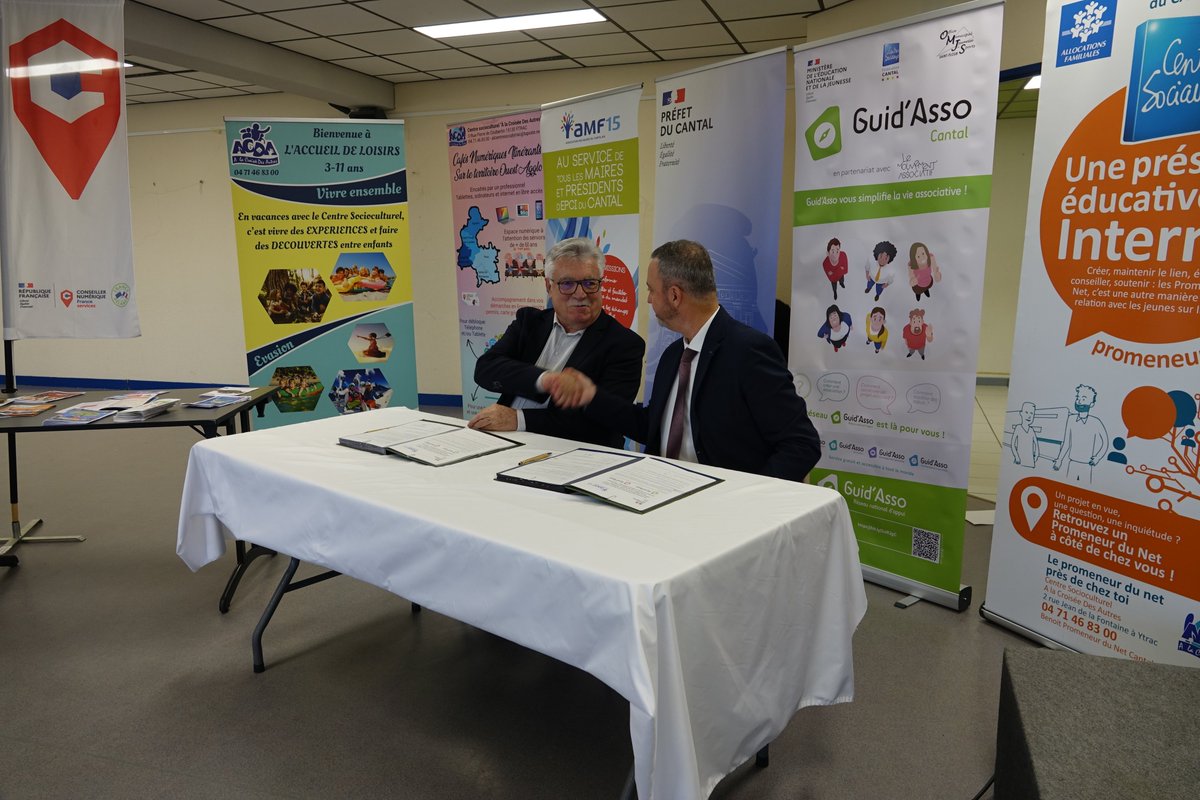 Prefet_15's tweet image. [#signature #association - Convention Guid’Asso | 18/12]
👉En présence d'élus et de représentants associatifs, Philippe Loos, préfet du Cantal et Christian Montin, président de l’Association des maires de France du Cantal, ont signé la convention Guid’Asso au sein du centre