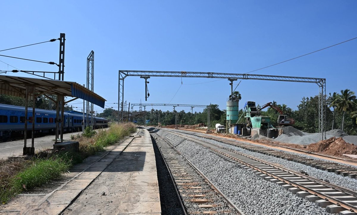 Indianrailgadi's tweet image. तिरुवनंतपुरम - कन्नियाकुमारी खंड पर चल रही दोहरीकरण परियोजना के हिस्से के रूप में एरानिया स्टेशन पर ट्रैक बिछाने का काम शुरू हो गया है, जो बढ़ी हुई क्षमता और चिकनी ट्रेन संचालन की दिशा में लगातार प्रगति को चिह्नित करता है। 

#IndianRailways #SouthernRailway #TVCSR #SRInfraUpdate