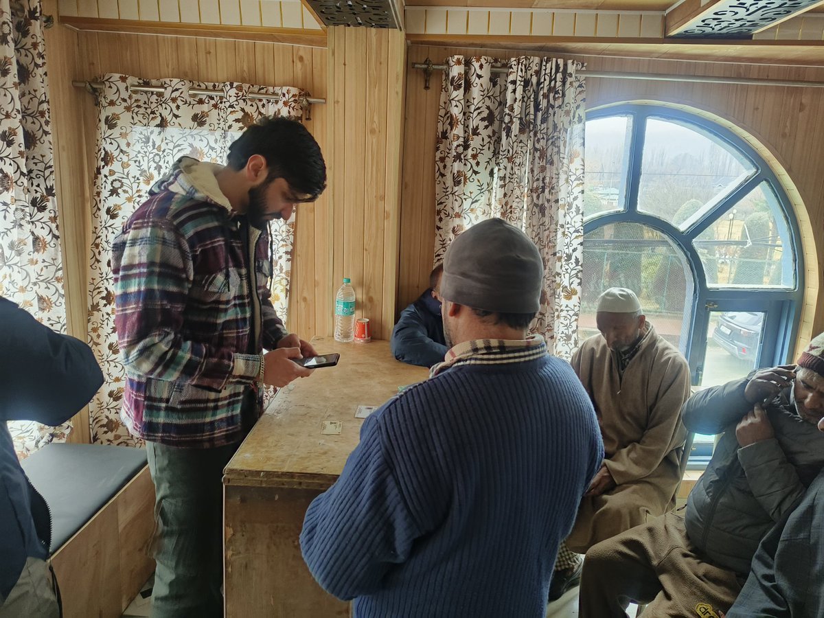 OfficeTso's tweet photo. The Department of FCS&amp;CA is conducting a special awareness drive to inform and teach consumers how to use the 'Mera eKYC' mobile app to complete eKYC from their home . 
Location:  Banglow Bagh Baramulla 
@FCSCA_Bla 
#SushasanSaptah2025
#PrashasanGaonKiOre https://t.co/P4fs8Hu3nI