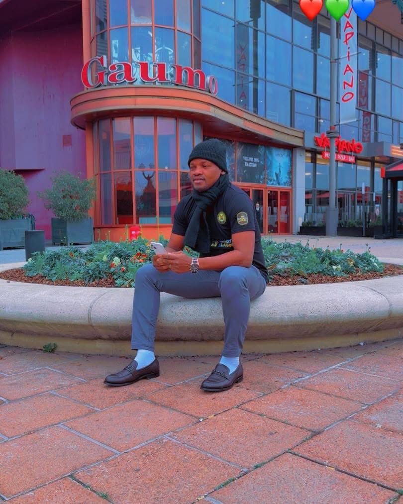 Montmartre Moments 🖌️ Paris France 🇫🇷

"Café vibes, street artists, Parisian dreams 😊. #Montmartre #Paris #Boho