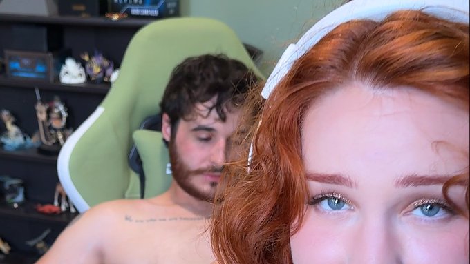Autumn 🍑 - can we just admire how pretty my eyes look in this picture https://t.co/mkkVoH3AVl