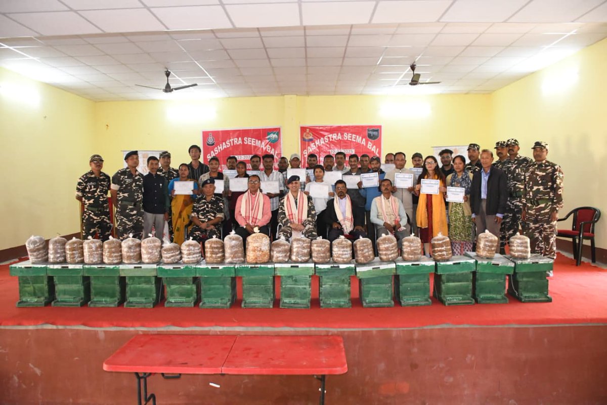 24वीं बटालियन एसएसबी रंगिया द्वारा कावली, जिला तामुलपुर में 15 दिवसीय मधुमक्खी पालन एवं मशरूम खेती प्रशिक्षण का समापन।
नागरिक कल्याण कार्यक्रम (पूर्वोत्तर) के अंतर्गत आयोजित यह कोर्स आत्मनिर्भरता व स्वरोजगार की दिशा में सशक्त कदम।
#SSB #SkillDevelopment #EmpoweringYouth #24BnSSB