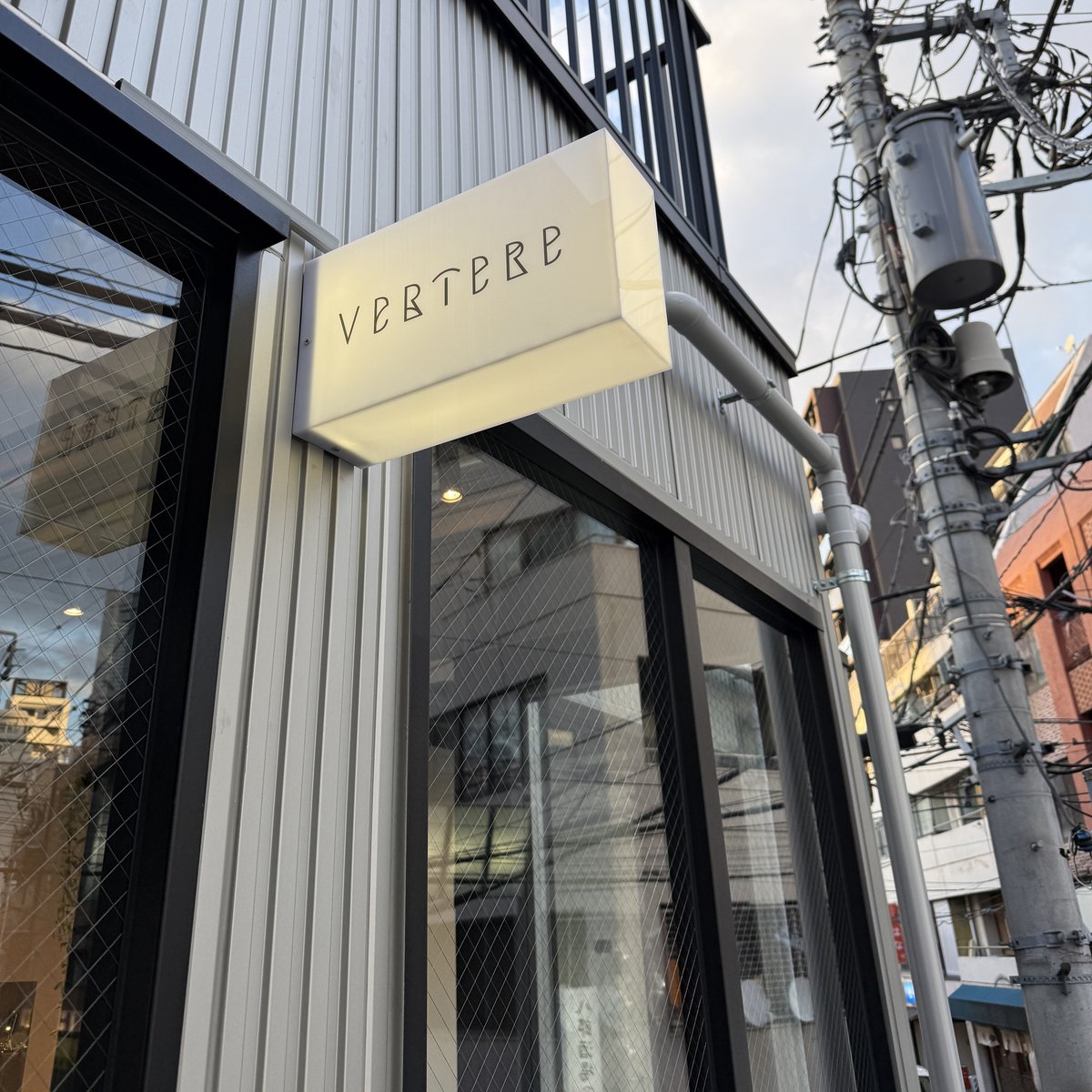 beermapsnews's tweet photo. 【編集部レポート🍺】
1月5日オープンのVERTERE Yokohama Taproom。
プレオープンで見えたのは、野毛という街に開かれた“新たな拠点”の輪郭でした。
記事はこちら👉https://t.co/e3tkHu3Xsg
📍横浜市中区宮川町2丁目31 マガザン野毛Ⅱ 1号棟2F
#BEERMAPS #CRAFTBEER #VERTERE #横浜 #野毛 https://t.co/aSMsls0bys