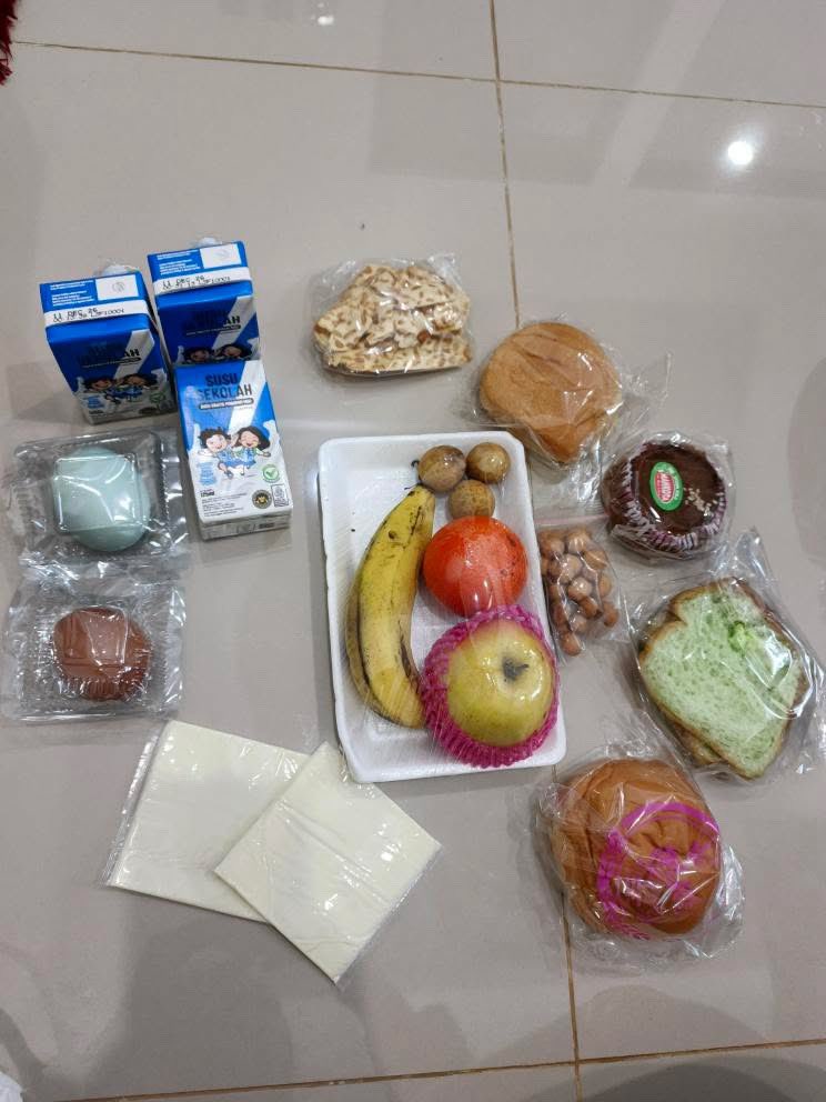 merapi_uncover's tweet image. Ikutan per MBGan min, ini MBG anakku untuk seminggu, kira2 kayak gini dana sesuai gak sih? Kripik tempe itu masuk makanan bergizi ya? Agak lucu aja sih, aku tanya sama ahli gizi puskesmas kripik tempe itu hanya tinggi garam dan lemak/minyak, tidak bisa sebagai pengganti protein…