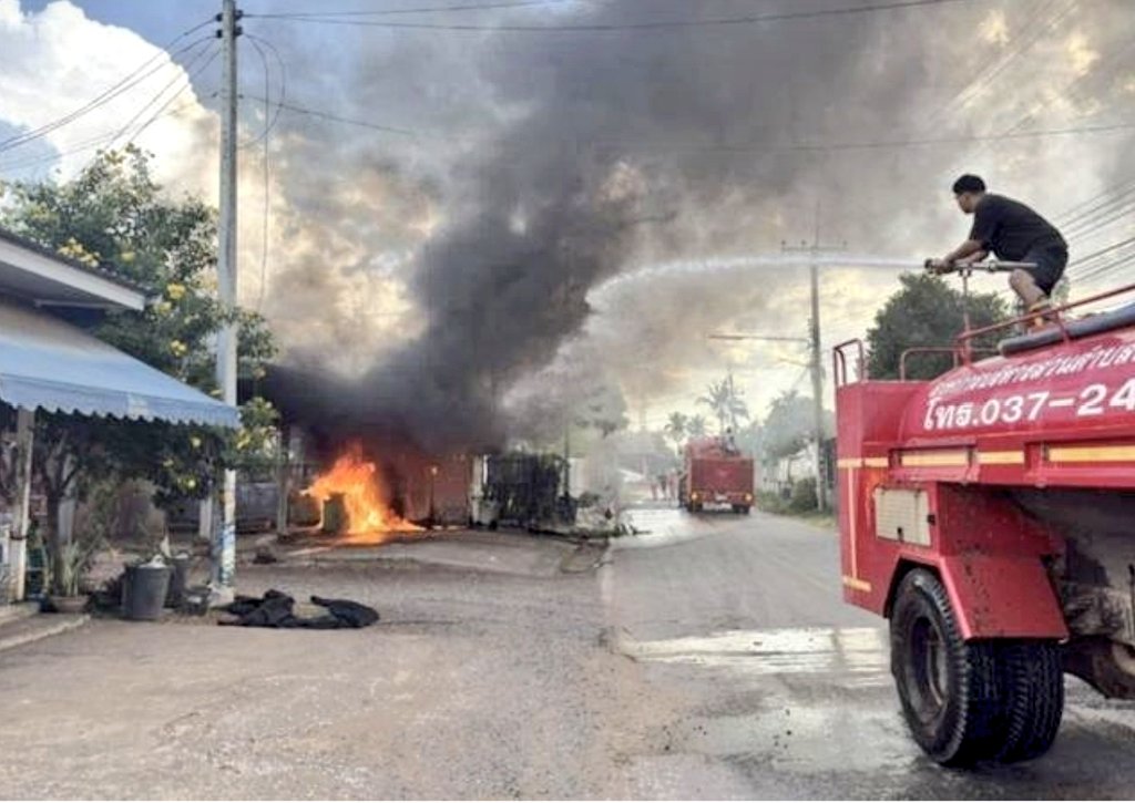 joe_black317's tweet image. สระแก้วเดือด! จนท.สั่งอพยพ 3 ตำบล หลังเขมรยิงจรวด BM-21 ใส่บ้านพลเรือนไทย บาดเจ็บ 8 ราย ผู้เฒ่าวัย 71 ปีขาขาดทั้งสองข้าง 

เช้าวันที่ 23 ธ.ค. 68 อ.โคกสูง จ.สระแก้ว สั่งอพยพประชาชน 3 ตำบล โนนหมากมุ่น–โคกสูง–หนองแวง ออกจากพื้นที่ทันที หลังเหตุ กัมพูชายิงจรวด BM-21 ถล่มเขตพลเรือน…