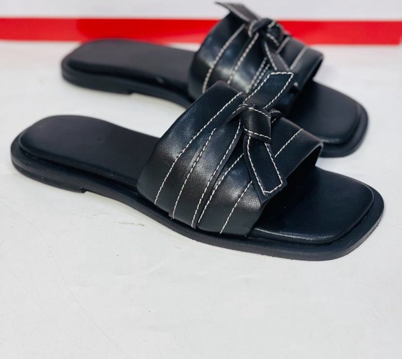 only1_sewa's tweet image. HANDMADE FOOTWEAR IN OSOGBO (Aregbe)

She ordered frame 1 the nude color 🤗
Frame 2 is what I recreated 🤭

Thanks for your patronage sis
Eni’shi ese gbe. 🙏💜