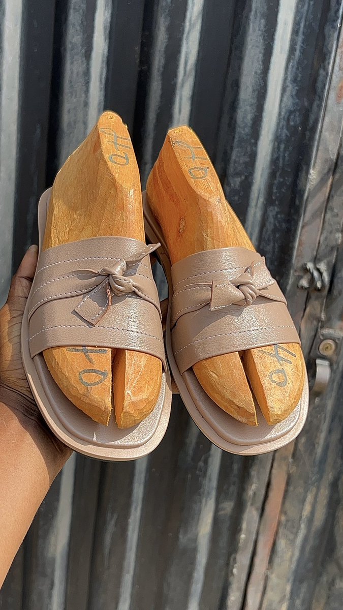only1_sewa's tweet image. HANDMADE FOOTWEAR IN OSOGBO (Aregbe)

She ordered frame 1 the nude color 🤗
Frame 2 is what I recreated 🤭

Thanks for your patronage sis
Eni’shi ese gbe. 🙏💜
