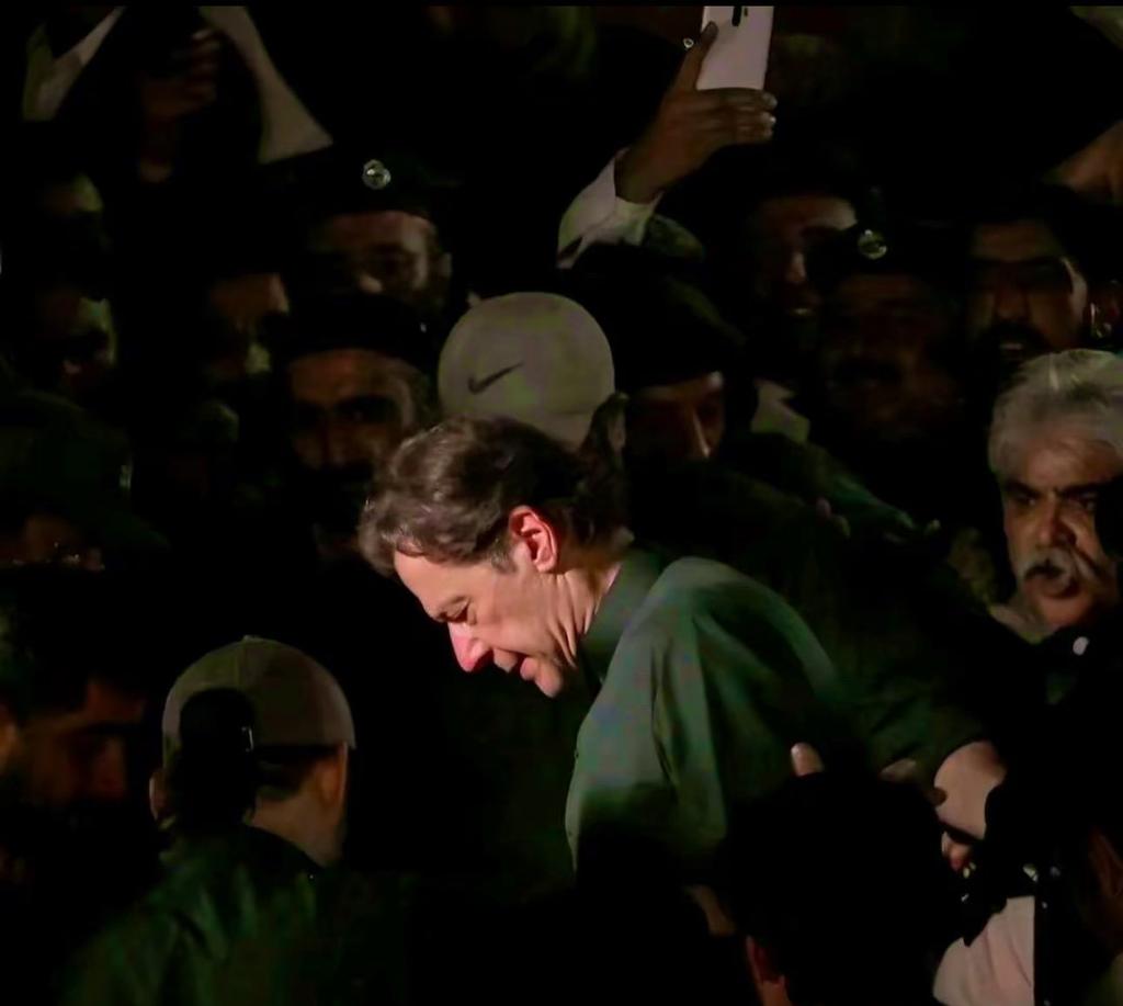 ہمیں وہ عہد وفا کا نصاب بیچتا ہے
یہ کون کوفیوں کو انقلاب بیچتا ہے

عجیب شخص ہے مردہ دلوں کی بستی میں
صدائیں دیتا ہے اور زندہ خواب بیچتا ہے. 
<a href="/TeamiPians/">Team Insafians 𝗣𝗼𝘄𝗲𝗿</a>
#رسائی_نہیں_خان_کی_رہائی