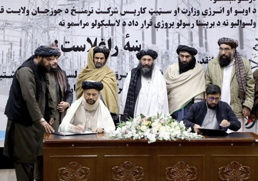 AbdullatifMNSOR's tweet image. ۱/۳-د جوزجان ولایت د برېښنا پروژه

د ریاست الوزراء اقتصادي مرستیال محترم الحاج ملا عبدالغني برادر اخوند په حضور کې نن ورځ د حکومت د اطلاعاتو او رسنیو مرکز کې د اوبو او انرژۍ وزارت او خصوصي شرکت ترمنځ د جوزجان ولایت قوش‌تېپې او درزاب ولسوالیو ته د برېښنا رسونې پروژې تړون لاسلیک شو