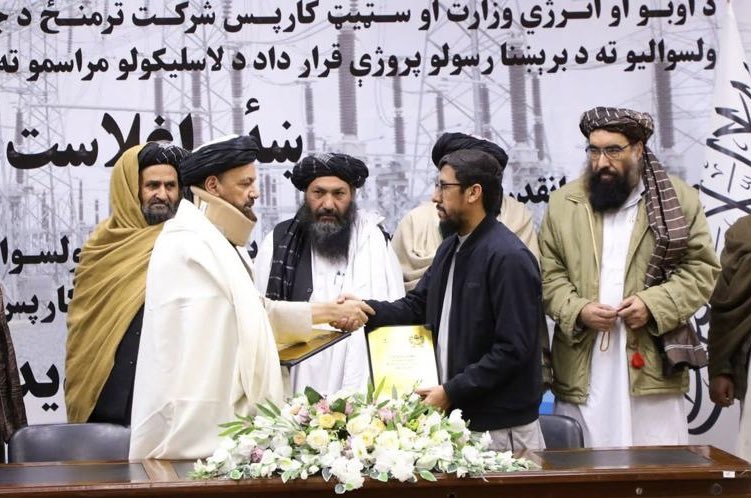 AbdullatifMNSOR's tweet image. ۱/۳-د جوزجان ولایت د برېښنا پروژه

د ریاست الوزراء اقتصادي مرستیال محترم الحاج ملا عبدالغني برادر اخوند په حضور کې نن ورځ د حکومت د اطلاعاتو او رسنیو مرکز کې د اوبو او انرژۍ وزارت او خصوصي شرکت ترمنځ د جوزجان ولایت قوش‌تېپې او درزاب ولسوالیو ته د برېښنا رسونې پروژې تړون لاسلیک شو