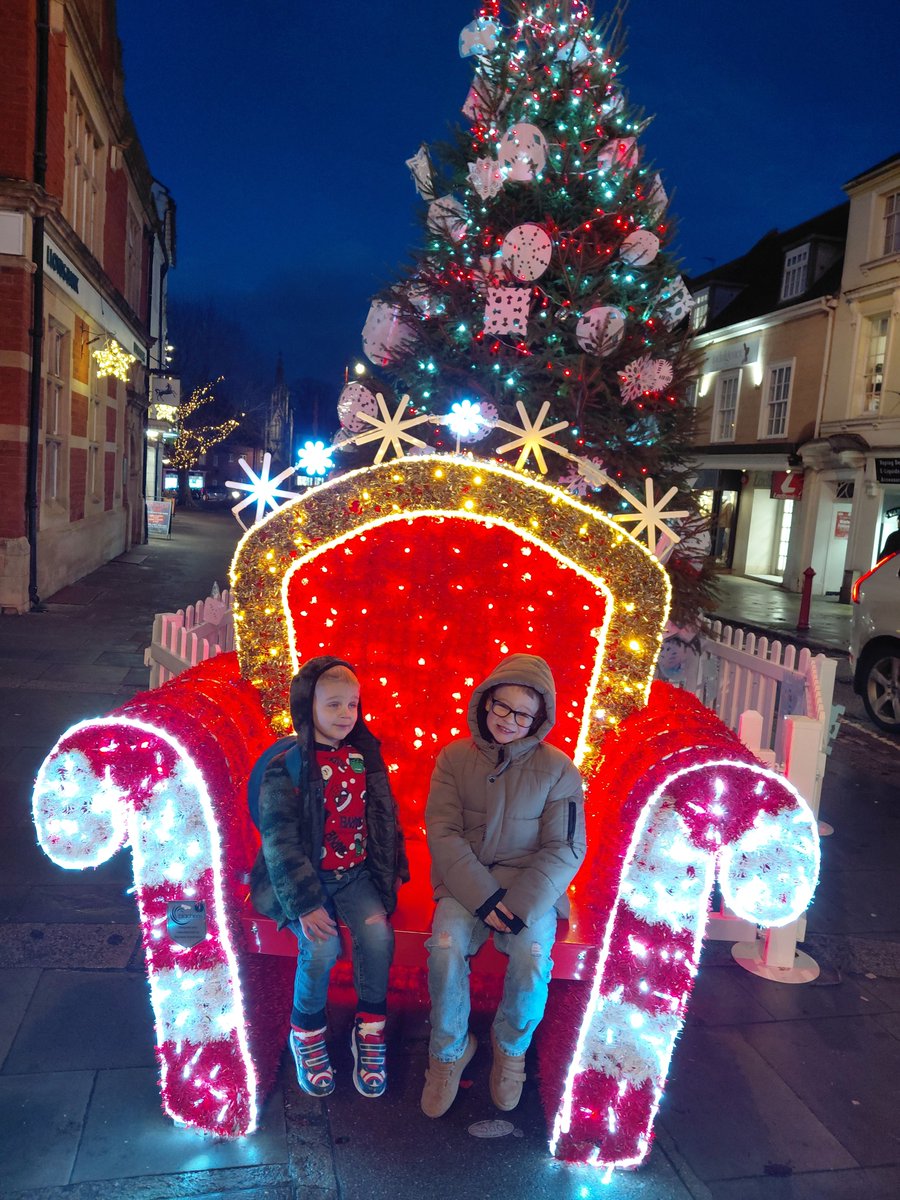 ❤️✨ Thanks to Sarah for sharing this super-sweet photo of Mylo &amp; Charlie enjoying our big Christmas Chair!

🎄📸 The sparkly chair is on the High Street as part of this year’s Christmas decorations.

📧📸 Got a festive snap to share? Send it to: comms@daventrytowncouncil.gov.uk