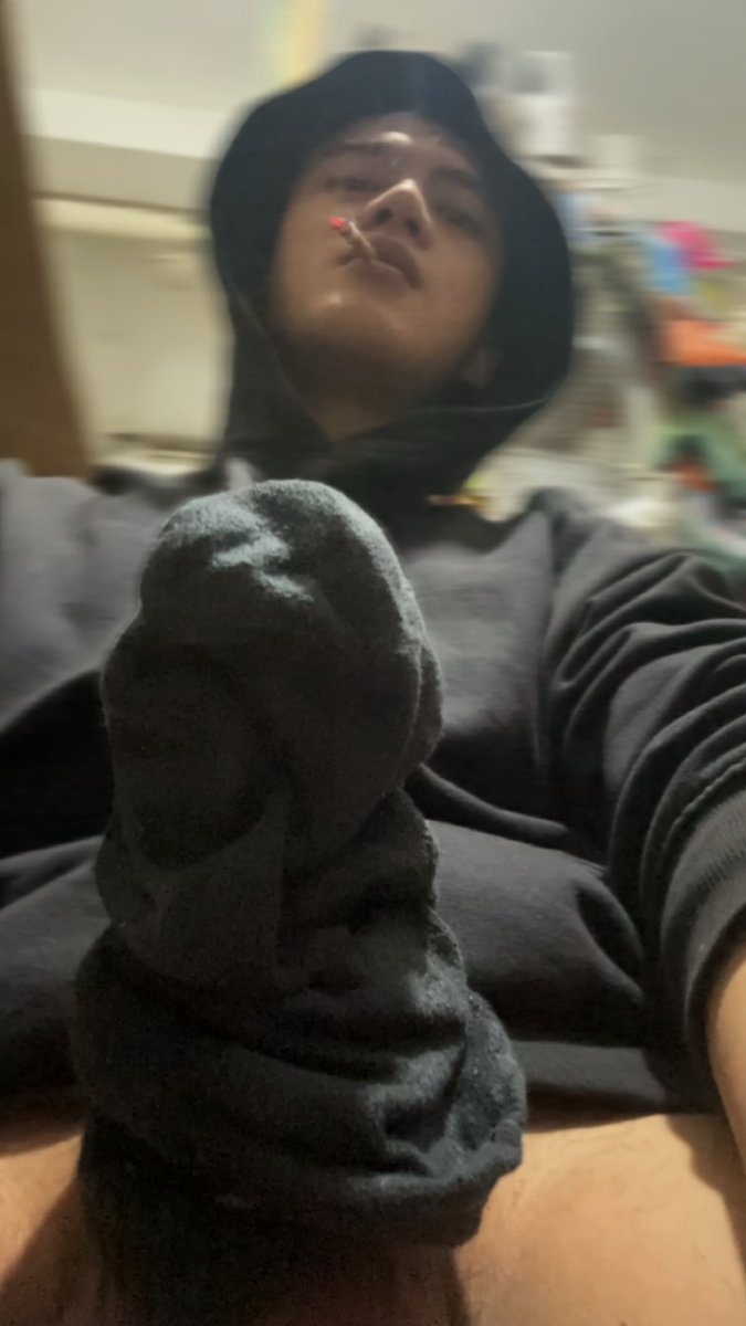 LLLJL1069's tweet image. 平时看起来没表情脸臭眼神凶的痞子爹  也会用自己的原味黑袜套在鸡吧上抽着烟 吸r吐舌头 翻白眼犯傻喷精 #恶堕反差