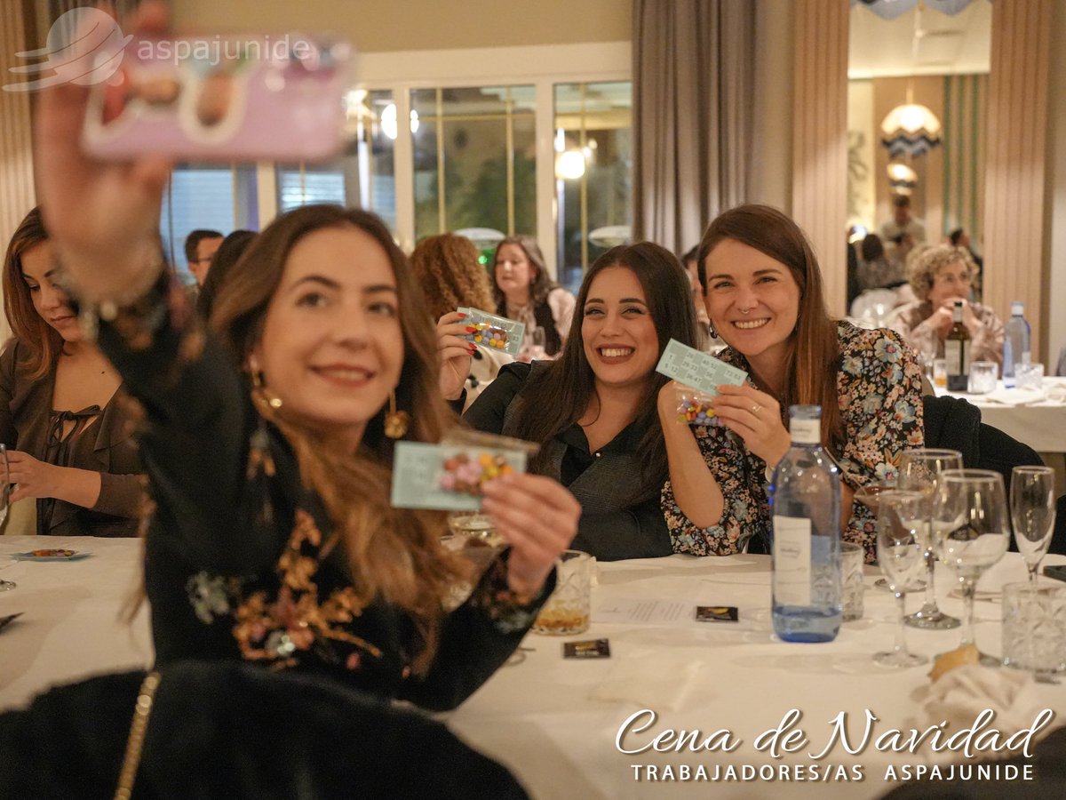ASPAJUNIDE's tweet photo. 🎄🍽️ El equipo de trabajadoras y trabajadores que formamos parte de Aspajunide compartimos nuestra tradicional cena de Navidad.

💪 Un equipo unido que cada día se implica con compromiso y dedicación por el bienestar de nuestros usuarios y usuarias.

#Aspajunide #Jumilla https://t.co/gM4jQToWbw