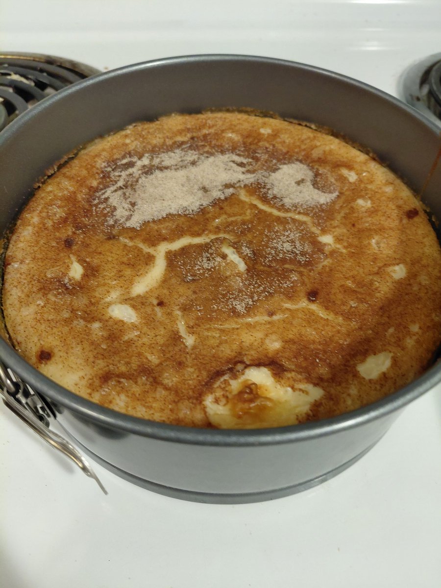 SouthKorean22's tweet image. 1st attempt at a snickerdoodle cheesecake. This is my 5th cheesecake since I started doing them 5 years ago for Christmas!