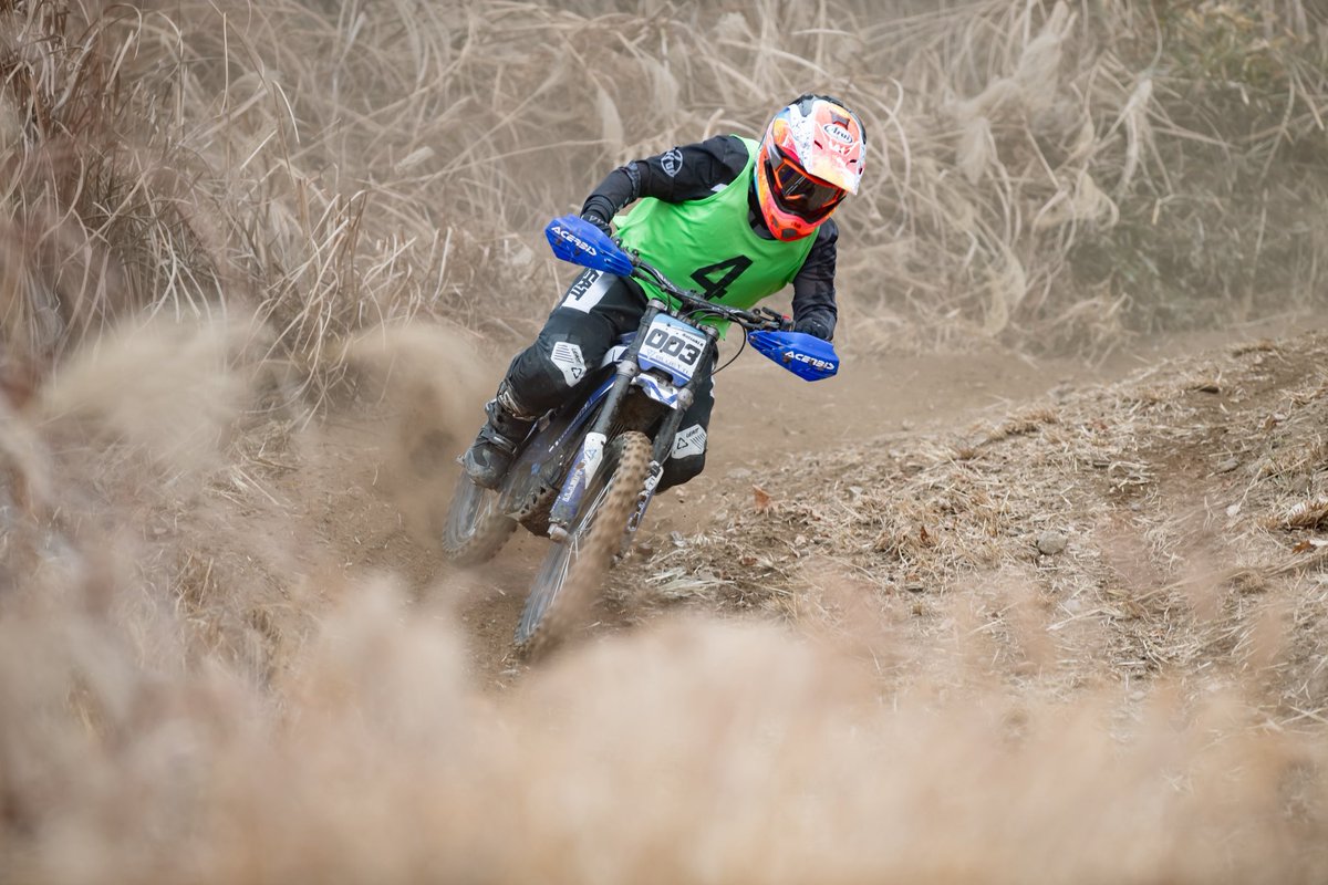 Natsuki_496's tweet image. 今回もかっこよく撮っていただきありがとうございます！！😆
📸→たかみつさん
竹やぶ越しの写真速そう🥹
全力で追っかけてハプニングでいいとこ持ってかれたりしたけどメンツほぼ変わんないのにWEXとは違う楽しさだった☺️
#モトクロスしませんか  
#日野カントリーオフロードランド  
#Surron