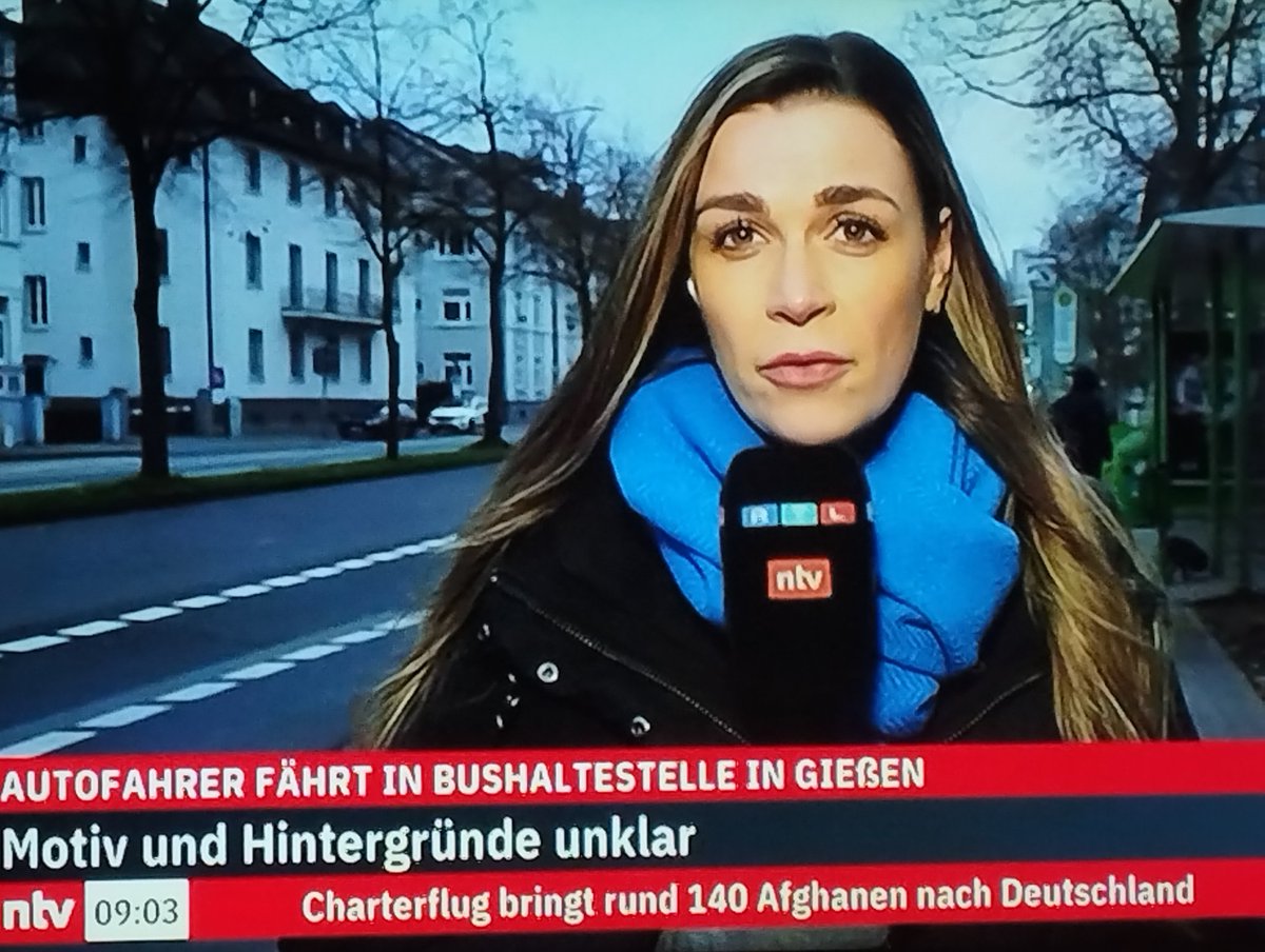 nieangepasst's tweet image. Die Überschrift sagt schon alles 🤮.

Ich fahre mit meinem Auto in die Gegenfahrbahn, ramme mehrere Autos, fahre dann in Menschen, trete weiter auf's Gaspedal (laut Zeugenberichten!) und das Motiv ist unklar???

Schämt euch!!! 😡
#Gießen