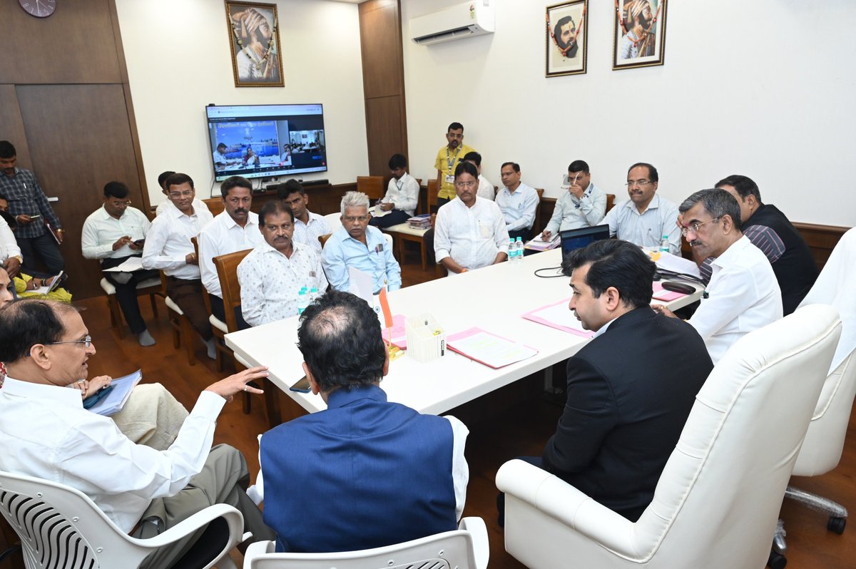 NiteshNRane's tweet photo. 📍२३ डिसेंबर २०२५ | मुंबई

सिंधुदुर्ग जिल्ह्यातील पर्यटन वाढीसाठी वेंगुर्लेमधील मधील शिरोडा-वेळाघर येथे ताज समुहाच्या माध्यमातून जिल्ह्यात पहिले '5 स्टार हॉटेल' उभारले जाणार आहे. शिरोडा वेळाघर येथील जमिनीबाबत मे.इंडियन हॉटेल कंपनी प्रा.लि.यांनी सादर केलेल्या पुरक करार पत्राबाबत आज पर्यटन मंत्री श्री.शंभूराज देसाई यांच्या अध्यक्षतेखाली ताज समुहाच्या प्रतिनिधींसोबत बैठक पार पडली. 

या हॉटेलसंदर्भात MTDC, ग्रामस्थ आणि ताज समुहाबरोबर लवकर सामंजस्य करार करण्यात येणार असून ग्रामस्थांना दोन टप्य्यांमध्ये मोबदला देण्यात येणार आहे. हा मोबदला एक ते दोन हफ्त्यात द्यावा व यासंदर्भातील सर्व केसेस मागे घेण्यात याव्या अशा सूचना यावेळी बैठकीत संबंधितांना देण्यात आल्या. 

या बैठकीस आमदार दीपक केसरकर, सिंधुदुर्ग जिल्हाधिकारी श्रीमती तृप्ती धोडमिसे (ऑनलाईन), ताज समुहाचे प्रतिनिधी, संबंधित अधिकारी व ग्रामस्थ उपस्थित होते.
@shambhurajdesai @dvkesarkar