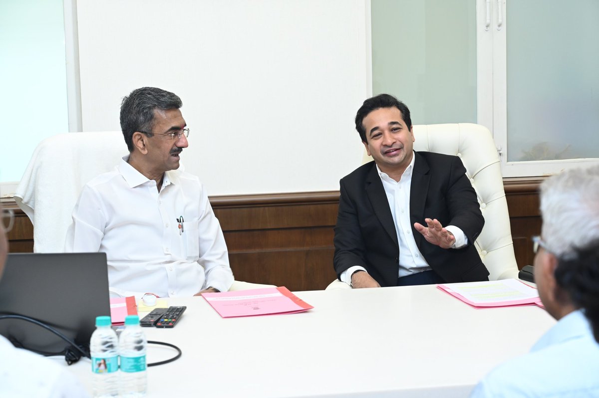 NiteshNRane's tweet photo. 📍२३ डिसेंबर २०२५ | मुंबई

सिंधुदुर्ग जिल्ह्यातील पर्यटन वाढीसाठी वेंगुर्लेमधील मधील शिरोडा-वेळाघर येथे ताज समुहाच्या माध्यमातून जिल्ह्यात पहिले '5 स्टार हॉटेल' उभारले जाणार आहे. शिरोडा वेळाघर येथील जमिनीबाबत मे.इंडियन हॉटेल कंपनी प्रा.लि.यांनी सादर केलेल्या पुरक करार पत्राबाबत आज पर्यटन मंत्री श्री.शंभूराज देसाई यांच्या अध्यक्षतेखाली ताज समुहाच्या प्रतिनिधींसोबत बैठक पार पडली. 

या हॉटेलसंदर्भात MTDC, ग्रामस्थ आणि ताज समुहाबरोबर लवकर सामंजस्य करार करण्यात येणार असून ग्रामस्थांना दोन टप्य्यांमध्ये मोबदला देण्यात येणार आहे. हा मोबदला एक ते दोन हफ्त्यात द्यावा व यासंदर्भातील सर्व केसेस मागे घेण्यात याव्या अशा सूचना यावेळी बैठकीत संबंधितांना देण्यात आल्या. 

या बैठकीस आमदार दीपक केसरकर, सिंधुदुर्ग जिल्हाधिकारी श्रीमती तृप्ती धोडमिसे (ऑनलाईन), ताज समुहाचे प्रतिनिधी, संबंधित अधिकारी व ग्रामस्थ उपस्थित होते.
@shambhurajdesai @dvkesarkar
