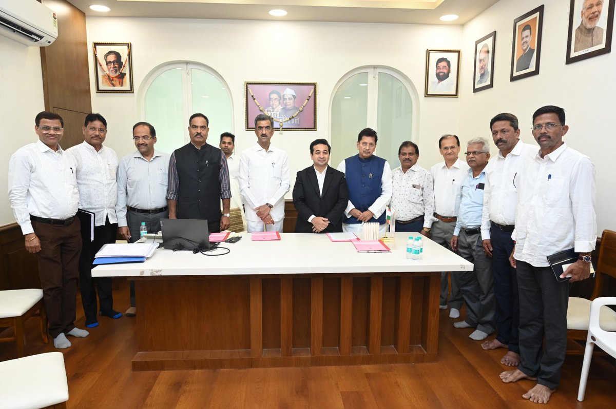 NiteshNRane's tweet photo. 📍२३ डिसेंबर २०२५ | मुंबई

सिंधुदुर्ग जिल्ह्यातील पर्यटन वाढीसाठी वेंगुर्लेमधील मधील शिरोडा-वेळाघर येथे ताज समुहाच्या माध्यमातून जिल्ह्यात पहिले '5 स्टार हॉटेल' उभारले जाणार आहे. शिरोडा वेळाघर येथील जमिनीबाबत मे.इंडियन हॉटेल कंपनी प्रा.लि.यांनी सादर केलेल्या पुरक करार पत्राबाबत आज पर्यटन मंत्री श्री.शंभूराज देसाई यांच्या अध्यक्षतेखाली ताज समुहाच्या प्रतिनिधींसोबत बैठक पार पडली. 

या हॉटेलसंदर्भात MTDC, ग्रामस्थ आणि ताज समुहाबरोबर लवकर सामंजस्य करार करण्यात येणार असून ग्रामस्थांना दोन टप्य्यांमध्ये मोबदला देण्यात येणार आहे. हा मोबदला एक ते दोन हफ्त्यात द्यावा व यासंदर्भातील सर्व केसेस मागे घेण्यात याव्या अशा सूचना यावेळी बैठकीत संबंधितांना देण्यात आल्या. 

या बैठकीस आमदार दीपक केसरकर, सिंधुदुर्ग जिल्हाधिकारी श्रीमती तृप्ती धोडमिसे (ऑनलाईन), ताज समुहाचे प्रतिनिधी, संबंधित अधिकारी व ग्रामस्थ उपस्थित होते.
@shambhurajdesai @dvkesarkar
