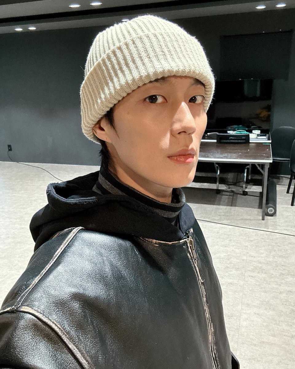 timetoYDJ's tweet photo. [241223] 인스타그램 두준

이제 진짜 겨울이 온 것 같아요! 감기 절대 ���심하시고, 크리스마스에 만나요💡✌️ https://t.co/yLpPDksrvu