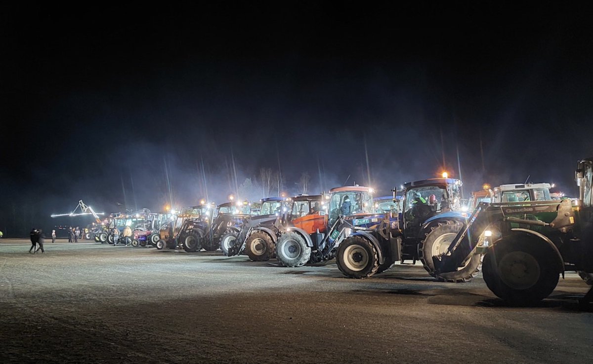 On ne Pohojanmaalla mahottomia, Lapualla tekivät maailman suurimman joulukuusen, 101 traktorilla. 
YouTube Trktorijoulukuusi
Hyvää joulua.