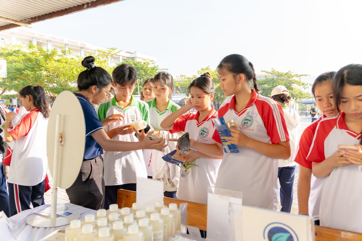 BioFix_Fresh's tweet photo. 🚀 SPREADING THE PASSION FOR SCIENCE: BIOFIX FRESH AT LONG HAI - PHUOC TINH HIGH SCHOOL STEM FESTIVAL!

#BioFixFresh #BiologicalEra #SustainableDevelopment #MicrobialSolution #CircularEconomy #STEMFestival https://t.co/gkewakStJW