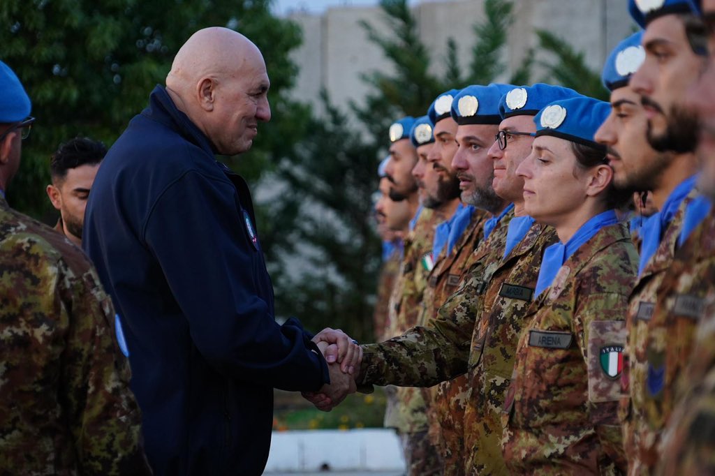 GuidoCrosetto's tweet image. Ieri mi sono concesso il piacere (e l’onore) di visitare i nostri militari impegnati in Libano ed ho manifestato ad ognuno di loro, uno per uno, il ringraziamento dell’Italia per ciò che fanno.