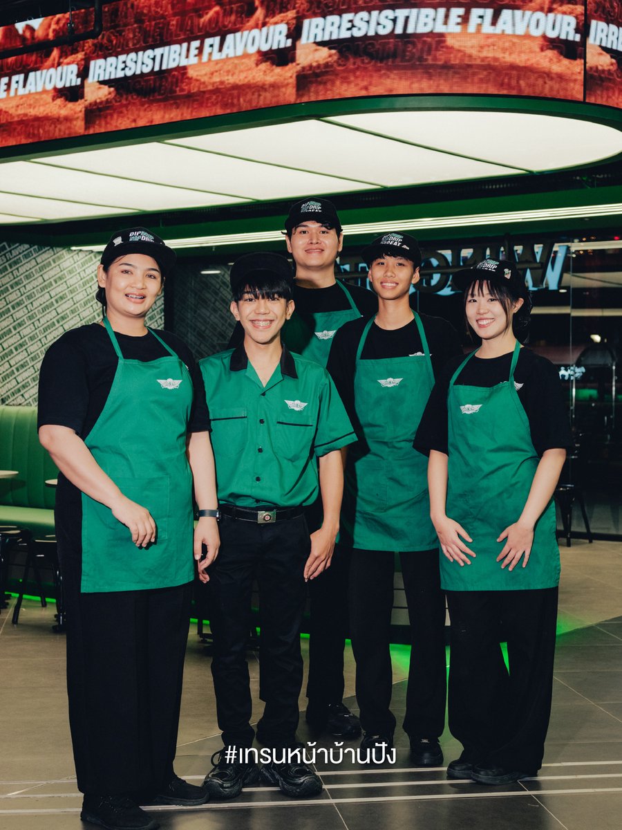 WingstopTH's tweet photo. กว่าจะเปิดไทย ไอเทรนหนักมาก! เพื่อรสชาติเป๊ะระดับโลก
🍗 #เทรนหลังบ้านเป๊ะ ทีม Regional บินมาคุมเองทุกขั้นตอน
💖 #เทรนหน้าบ้านปัง พนักงานเป๊ะ บริการ Excellent
✨ #MadetoOrder ทอดใหม่ คลุกซอสสดทุกออเดอร์ ไม่มีค้าง!
📍MBK ชั้น 2 (10:00-02:00) ลองเลย!
#WingstopTH #BRINGTHEFLAVOUR https://t.co/heNpBWPzRP