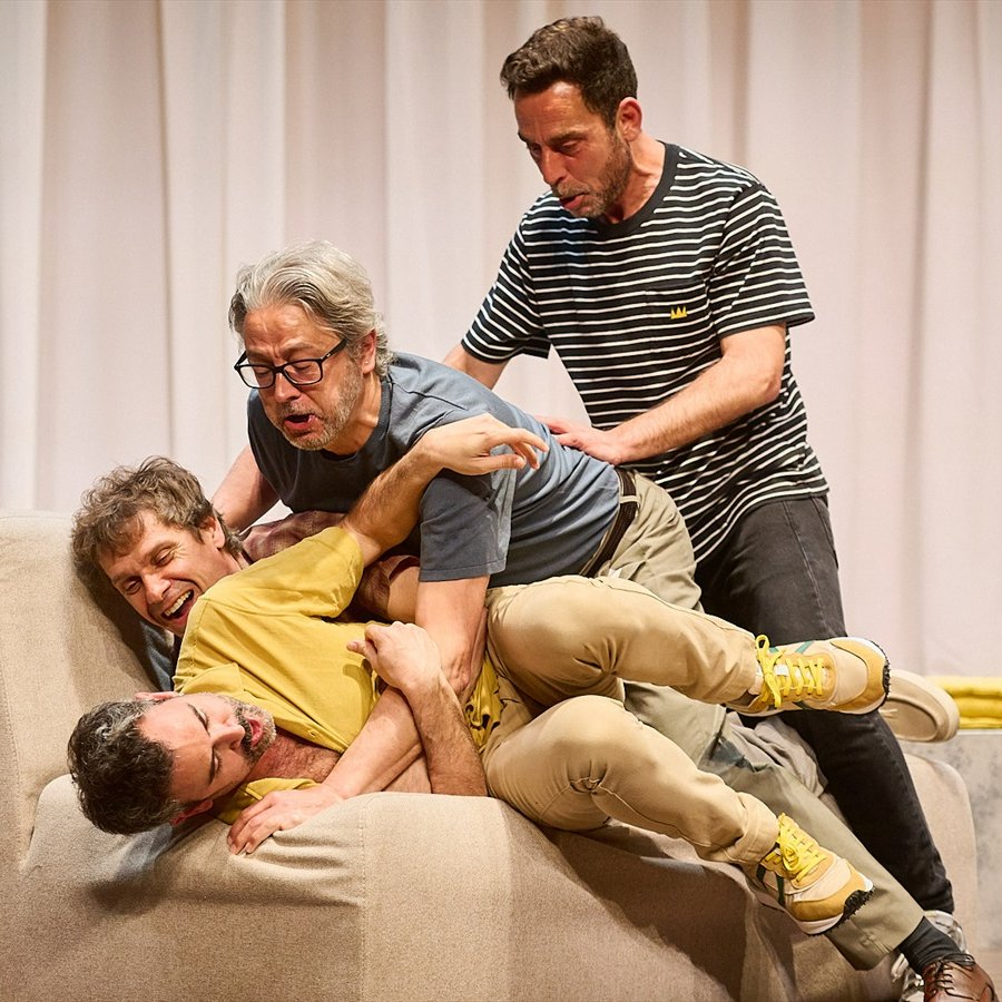 🎭 Una petició inesperada fa que un sopar entre amics es converteixi en una vetllada que no oblidaran mai

▪️ Per Nadal, teatre
▪️ "El favor", a les 22.05, a TV3 i a la plataforma 3Cat