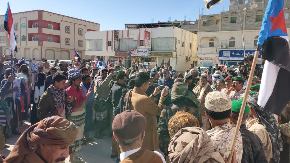 مخيم الاعتصام المفتوح في عتق بـ شبوة يستقبل وفودًا من القيادات العسكرية والأمنية في المحافظة #استعادة_دوله_الجنوب 