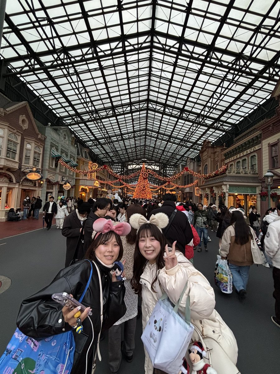 Disney女子会！🎡🎢✨
人生初のDisney land楽しかった🫶🏻

ピナちとも久々会えて
全部エスコートしてくれました👏🏻🤍
本当にありがとう！
パレードもチョコマカロンも
麻婆麺もチュロスも全部全部美味しくて
乗り物もシンデレラ城も楽しかった🔅

また遊んでね！🫶🏻

#ピナちも雨ヲンナ🤣🌧️
#白雪姫推し☃️