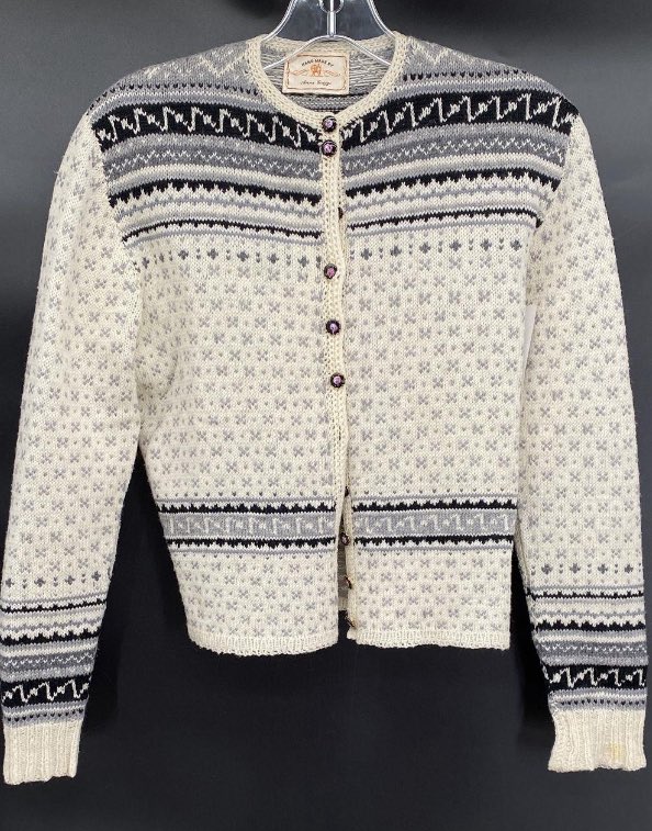 나 지금 굿윌(미국의 대표적인 자선중고가게) 온라인쇼핑 되는거 처음알았고… 이 미친장터에 손뜨개 검색하니 미국 전역의 시민들이 기부한 광기니터의 작품을 무려 몇천원-몇만원 겟또할수있다는 사실을 깨닳고 지금 무슨 비밀의 옷장 열은느낌임