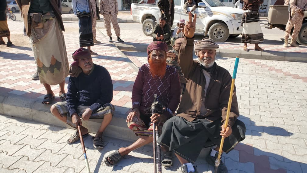 حشود شعبية كبيرة من أبناء مديرية عتق يتوافدون إلى ساحة الاعتصام المفتوح لأبناء شبوة في مدينة عتق #استعادة_دوله_الجنوب 