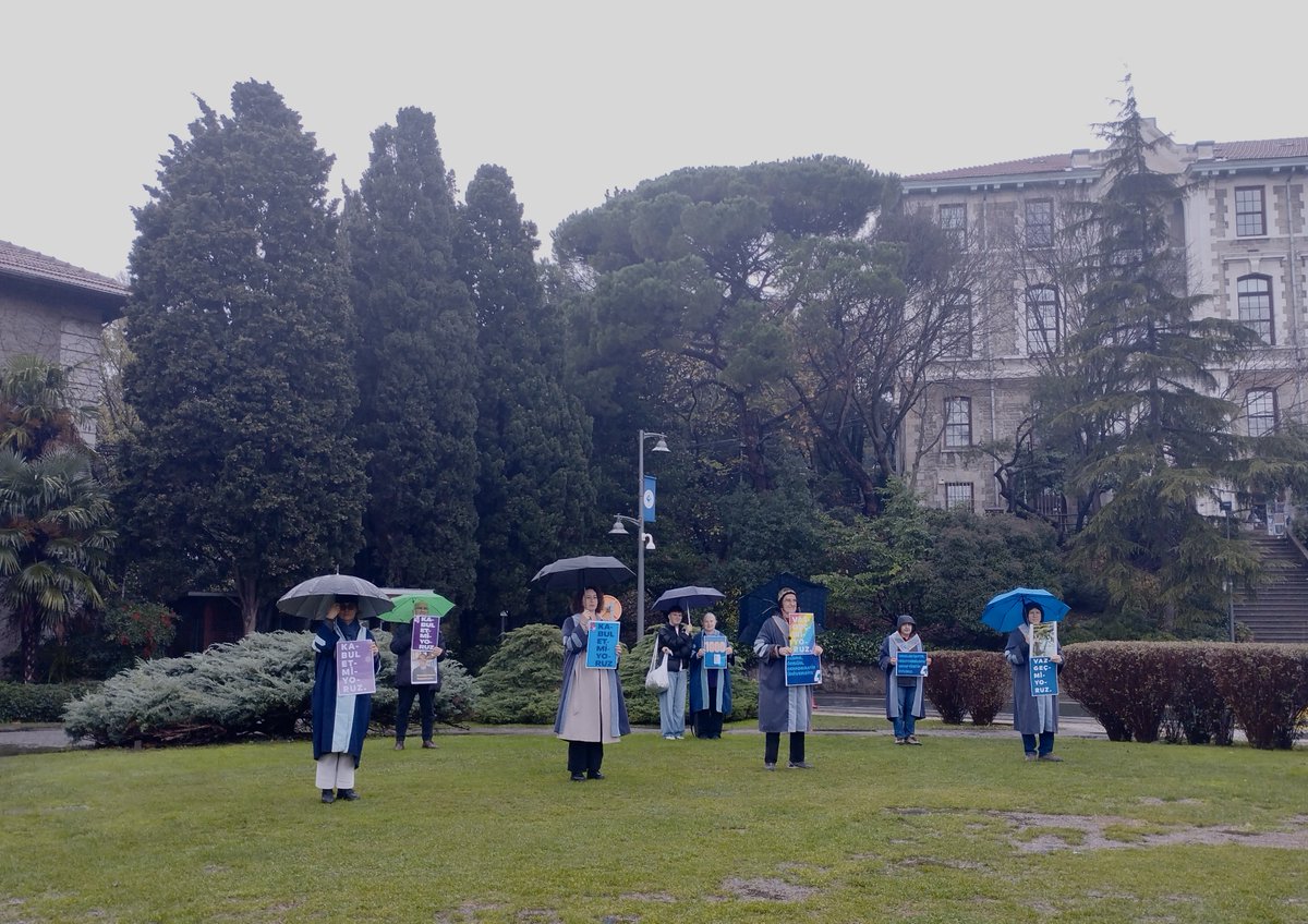 22 Aralık 2025 Boğaziçi Üniversitesi Akademisyenleri Nöbeti no. 1221. Direnişin 5. yılı/1814. günü <a href="/UniBogazici/">Boğaziçi Üni.</a> #KabulEtmiyoruzVazgeçmiyoruz
December 22, 2025 Bogazici University Faculty Vigil #1221/5th year/1814th day of the resistance @unibogazici_en #WeDoNotAcceptWeDoNotGiveUp