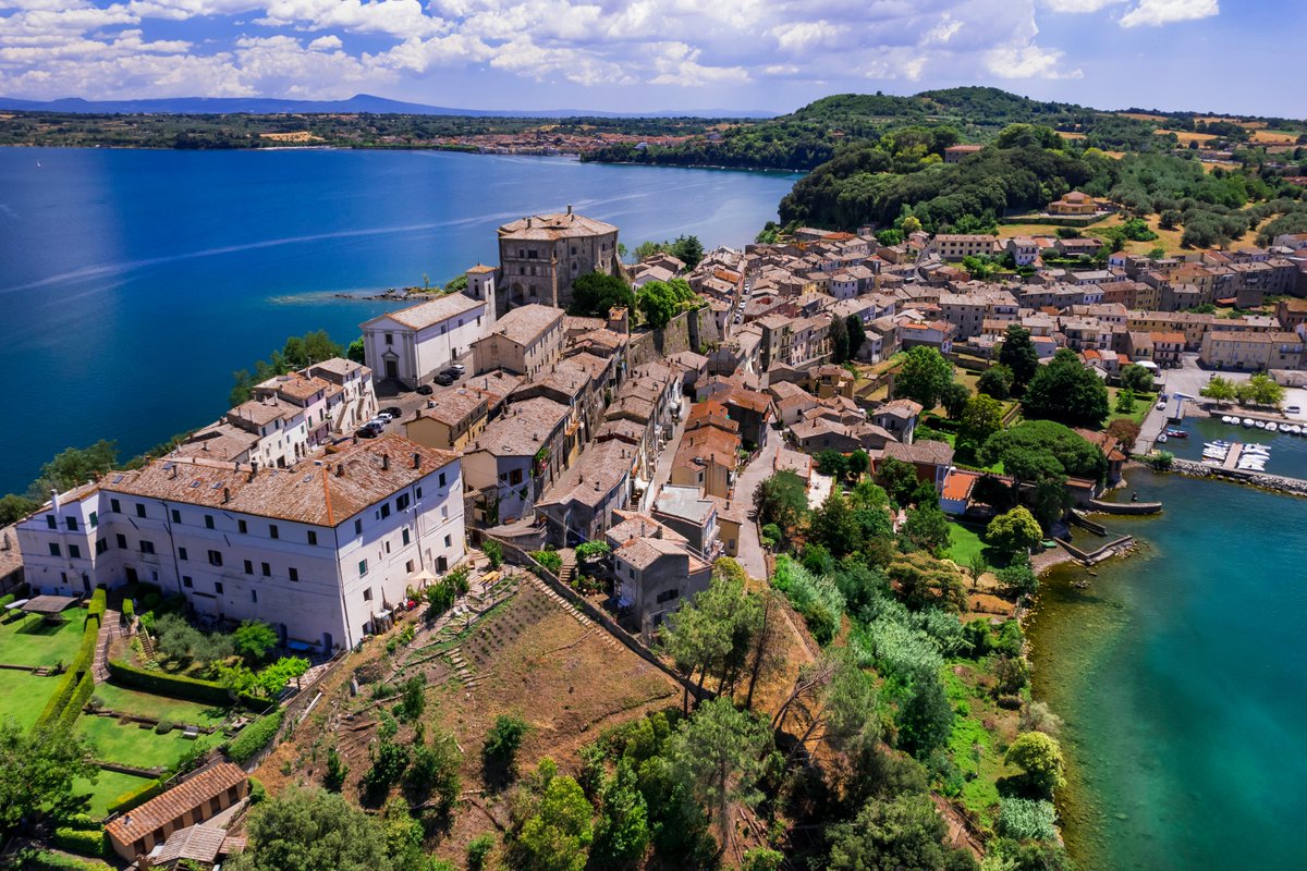 visit_lazio's tweet image. #Capodimonte è uno dei borghi più pittoreschi della #Tuscia. La famiglia Farnese se ne innamorò e la scelse come dimora preferita.
Da non perdere la mole ottagonale della Rocca, l'isola Bisentina, il Presepe Ricamato e  quello Subacqueo.

visitlazio.com/capodimonte/

#VisitLazio