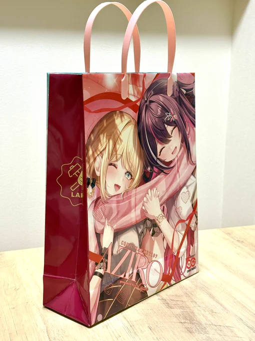 【#C107 頒布物情報】 「新刊7点セット」のみで手に入る 「イルミネーションデート 箔押しチェキカード」と 「会場限定A4ショッパー」です! チェキカードの箔押しの色は いろはちゃんの方がテカテカ強め! すごく可愛い! ショッパーすごく綺麗! パチンと封をすることができます! 便利