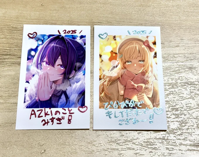 【#C107 頒布物情報】 「新刊7点セット」のみで手に入る 「イルミネーションデート 箔押しチェキカード」と 「会場限定A4ショッパー」です! チェキカードの箔押しの色は いろはちゃんの方がテカテカ強め! すごく可愛い! ショッパーすごく綺麗! パチンと封をすることができます! 便利