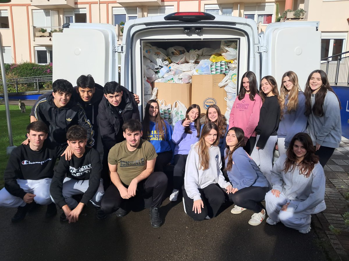 🎙️Ayer hicimos entrega de los alimentos recogidos en la #CampañaDeNavidad la parroquia de las Salesas, Operarias de Cazoña y <a href="/abacantabria_/">Banco Alimentos Cant</a> 

👏🏻Gracias a toda la comunidad educativa por vuestro compromiso y solidaridad. 

#NavidadEnLaSalle🎄
#SomosLaSalle💫